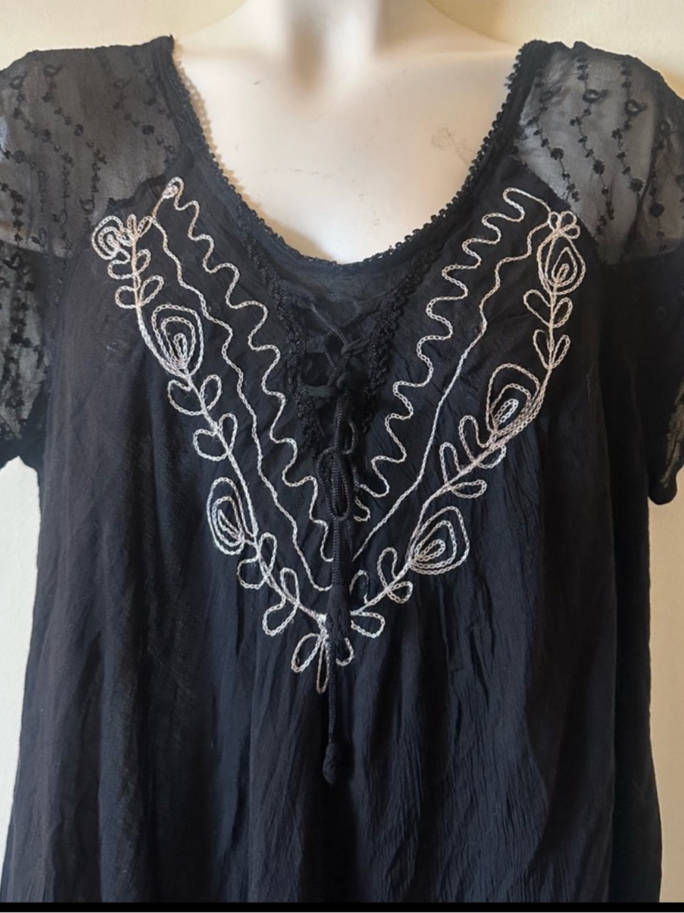 Lapogee Black & White Embroidered Short Sleeved Bathing / Swim Suit Cover Up.